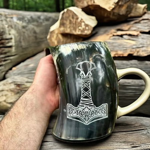 Jarra de Cuerno Grabada con Mjolnir de Thor, Hecha a Mano, Ecológica, Duradera, de Primera Calidad, Estilo Vikingo, para Cerveza - Product Image 1