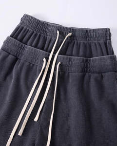 Shorts pour hommes fabriqués au Pakistan, style personnalisé confortable, bleu foncé uni, texture texturée, coupe décontractée avec poches latérales, tissu respirant. - Product Image 3