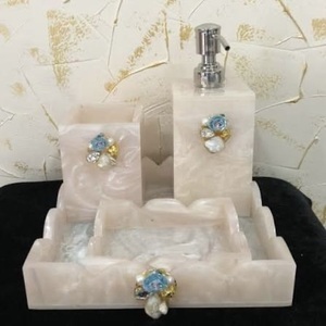 Ensemble de salle de bain rond moderne portable en résine acrylique bleu ciel de luxe ILAHI, trois pièces, motif floral, Uttar Pradesh - Product Image 2