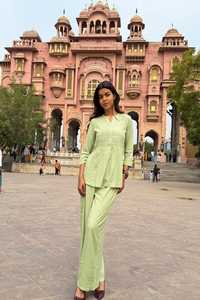 Ensemble coordonné élégant vert clair pour femme, robe décontractée longue, haut boutonné et pantalon palazzo naturel assorti, collection automne numérique - Product Image 1