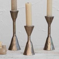 Fabriqué avec des finitions élégantes en fer forgé, de qualité durable et aux designs intemporels, parfait pour les intérieurs modernes et luxueux.