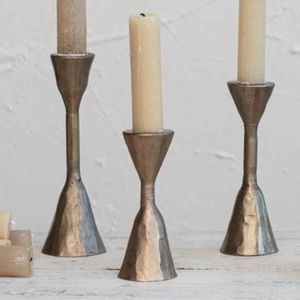 Fabriqué avec des finitions élégantes en fer forgé, de qualité durable et aux designs intemporels, parfait pour les intérieurs modernes et luxueux. - Product Image 1