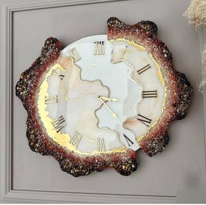 Horloge murale analogique moderne en résine de quartz, chiffres romains, décorative, irrégulière, pour salon et décoration intérieure - Product Image 1