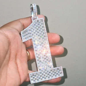 Collar con Colgante de Número 1 Personalizado en Plata de Ley Chapada en Oro Blanco con Moissanita de Corte Brillante, Estilo Hip Hop, para Hombre y Mujer - Product Image 1