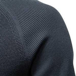 Pull à col rond en tricot gaufré pour homme – Design élégant en tricot gaufré, parfait pour la superposition, confortable et idéal pour les tenues décontractées - Product Image 3