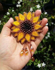 Broche brodée à la main avec des perles et un motif floral complexe pour femmes, broche brodée à la main de qualité supérieure, tendance - Product Image 5