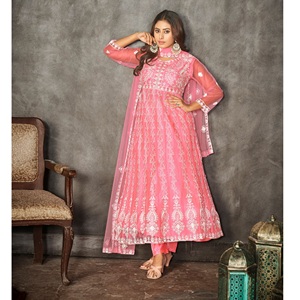 ชุดอานาร์กาลีสีพีชคุณภาพดีสำหรับผู้หญิง เหมาะสำหรับงานแต่งงานและงานเฉลิมฉลอง แขนเสื้อ 3/4 ผ้าเน็ตซานตูน แบบเย็บกึ่งสำเร็จรูป - Product Image 1