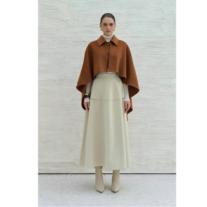 เสื้อโค้ทผู้หญิงขายดี ODM Supply HINA EMB CASHMERE-BLEND CAPE กระดุมติดแบบเรียบ ไม่มีแขน ผสมแคชเมียร์ 20% ขนสัตว์ 80% เสื้อโค้ทผู้หญิง - Product Image 3