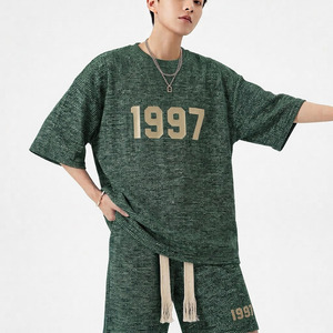 ชุดเสื้อยืดและกางเกงขาสั้นผ้าวาฟเฟิลเนื้อนุ่ม ระบายอากาศได้ดี ทรงโอเวอร์ไซส์ สไตล์สตรีทแวร์สำหรับผู้ชาย รุ่น 1997 ชุดลำลองเข้าชุดสำหรับฤดูร้อน - Product Image 2