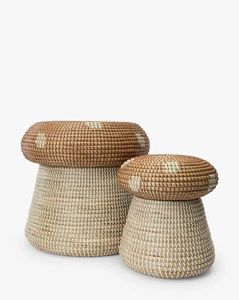 Une silhouette doucement arrondie qui les rend élégantes dans un espace de vie, un accent fonctionnel artisanal en forme de panier en jonc de mer. - Product Image 1