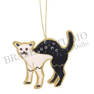 Brazeal Studio - Ornements de Noël personnalisés faits à la main en velours satiné écologique, brodés de perles, fils dorés, fabrication artisanale - Product Image 4