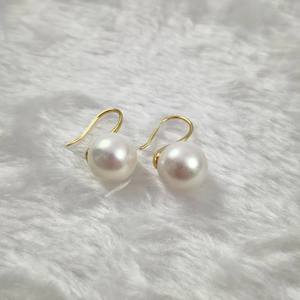 Boucles d'oreilles en perles d'eau douce haut de gamme Zhuji, 10-11 mm, rondes, presque parfaites, fines et soigneusement conçues avec des crochets d'oreille - Product Image 2