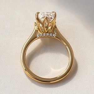 Anillo de Compromiso Solitario con Diamante Cultivado en Laboratorio de Corte Alargado de 4.00CT, Oro Amarillo de 14K, Joyería Fina de Fabricante - Product Image 3