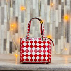 Bolso de Mano de Lujo a Cuadros Rojos y Blancos, con Asa Superior y Cierre de Cremallera - Product Image 1