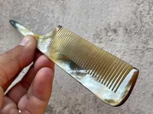 Peine de cola de rata hecho a mano con cuerno natural de búfalo y acabado antiestático para un peinado suave y un separado preciso. - Product Image 3
