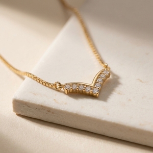 Collier minimaliste en or 14 carats avec diamants CVD en forme de V, chaîne maille forçat en V céleste, 9 pierres de diamant, pour usage quotidien - Product Image 1