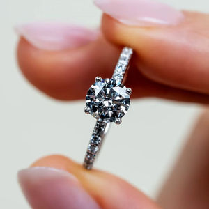 Anillo de Compromiso de Diamante Cultivado en Laboratorio de Corte Brillante Redondo de Lujo de 2.00 Ct, Banda de Oro Sólido de 18K/14K/10K con Pavé, Joyería Nupcial Minimalista - Product Image 1