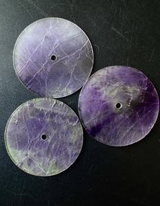 A K Gems Cadran de montre en malachite naturelle à coupe plate, couleur violet, pierre précieuse personnalisée, épaisseur 0,9 mm, taille 28,5 mm, trou central de 2 mm, modèle Ak - Product Image 1