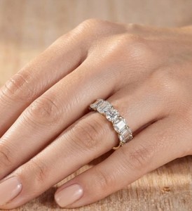 แหวนหมั้นเพชรทรงกลมและมรกต เพชรเลี้ยงในห้องปฏิบัติการ ทองคำแท้ 10K 14K 18K ดีไซน์เครื่องประดับชั้นดี รับรองโดย IGI สี DEF ความสะอาด VVS - Product Image 6