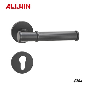 Juego de Manija y Cerradura para Puerta Interior de Latón Macizo con Acabado Martillado Negro Mate en Forma de Arco - Product Image 5