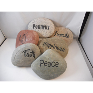 Pierres de rivière gravées naturelles et inspirantes avec les mots Positivité, Foi, Paix, Bonheur, Joie, Namaste pour la décoration de la maison ou comme cadeau - Product Image 1