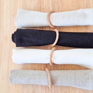 Anneaux de serviette vintage faits main en rotin tressé, décoratifs et écologiques, pour la mise en place de la table lors de mariages et de dîners. - Product Image 5