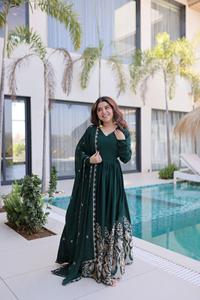 Robe Anarkali longue moderne Rangoli Crush avec sequins et broderies multiples pour mariage, fête, Diwali, bal de promo - Product Image 6