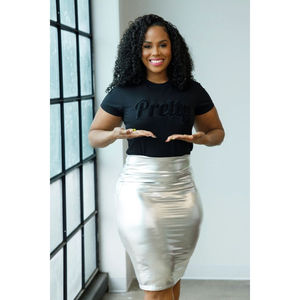 Camiseta de chenilla negra sólida para mujer, ropa de hermandad, letras bordadas, algodón, estilo universitario griego, moda. - Product Image 1