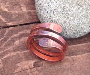 Bague en cuivre artisanale exclusive avec un aspect antique élégant pour les détaillants de bijoux et les fournisseurs de cadeaux - Product Image 5