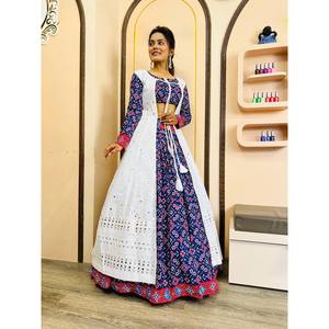 Hermoso Conjunto de Lehenga Choli y Koti de Algodón Azul para Fiesta con Diseño Pintado a Mano, Talla M - Product Image 6