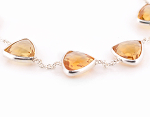 กำไลข้อมือเงินแท้ 925 ประดับอำพันซิทรินสีเหลืองธรรมชาติทรงทริลเลียนคัท พร้อมสายโซ่แบบมินิมอลปรับได้ - Product Image 2