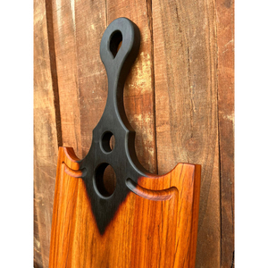 Cette planche à découper en bois personnalisée présente une poignée noire saisissante intégrée avec des découpes distinctives pour couper les légumes. - Product Image 5