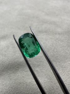Magnifique émeraude zambienne naturelle verte intense, taille coussin, 2,40 carats, pierre précieuse non montée pour la création de bijoux - Product Image 2