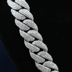 สร้อยคอเงินแท้ 925 ทรงโค้ง หนัก ประดับเพชรโมอิสซาไนต์ VVS แบบฝังด้วยมือ ขนาด 18 มม. แบบ Iced Out Cuban Link - Product Image 3