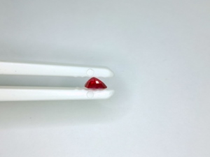 พลอยทับทิมพม่าทรงลูกแพร์คุณภาพพรีเมียมธรรมชาติ 100% ขนาด 0.84 กะรัต สีแดงเข้ม ทรงเหลี่ยมเจียระไน สำหรับทำจี้เครื่องประดับ - Product Image 5