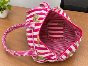 กระเป๋าเดินทางลายทางสีขาวพิมพ์ลายทรอปิคอล Le Souvenirs รุ่น Weekender Duffel Bag ขนาดใหญ่ พร้อมซิปปิด ผลิตจากวัสดุผ้า - Product Image 2