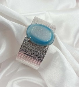 Brazalete Ancho Texturizado Plateado con Druzy Azul Cielo Natural, Hecho a Mano, con Gema, Ajustable, para Mujer - Product Image 6