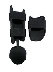 Coudières en maille rouge avec sangles noires, équipement de protection respirant pour le basketball, unisexe, ajustement universel, fermeture auto-agrippante - Product Image 5