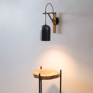 Applique murale moderne à brancher avec un bras en métal noir incliné et un abat-jour en cuivre chaud, conçue pour une éclairage de travail ciblée. - Product Image 3