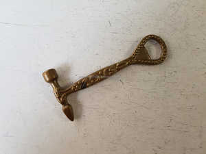 Abridor de Botellas Metálico de Diseño Moderno con Acabado Plateado, Perfecto para Decoración del Hogar y Bodas - Product Image 3