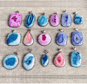 Vente en gros d'agate solaire naturelle sculptée de qualité supérieure beau grand pendentif en pierres précieuses tendance bijoux de mode de haute qualité - Product Image 5