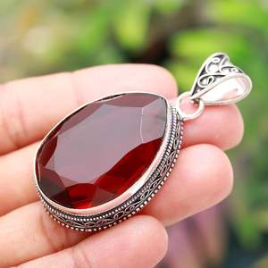 Pendentif en grenat du Mozambique fait main en argent sterling 925, forme poire, bijou vintage - Product Image 1