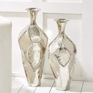 Jarrón de Piso de Aluminio Moderno Hecho a Mano, Acabado Dorado, Ecológico, de Alta Calidad, para Decoración de Hogar - Product Image 3
