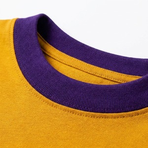 T-shirt doré pour homme, manches courtes, col rond, broderie lettre Omega, bordure contrastante, coupe décontractée, 100 % coton jersey - Product Image 3
