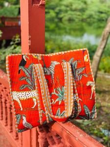 Bolso de mano acolchado de algodón hecho a mano con estampado animal, de gran capacidad, para compras, viajes, reutilizable y ecológico. - Product Image 2