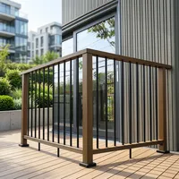Rampe de balcon moderne en bois avec balustres en métal noir, garde-corps extérieur durable pour un style extérieur de maison contemporain