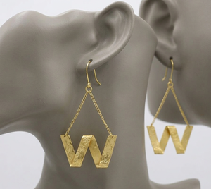 Pendientes de Latón Texturizado en Forma de W, Hechos a Mano, con Acabado Dorado y Revestimiento Resistente al Deslustre, para Fiestas - Product Image 1