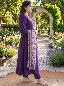 Damen Lila Traditioneller Rayon A-Linien Salwar Anzug mit Blumen-Dupatta, normale Passform, knielang, schnelltrocknend, Digitaldruck, Freizeitkleidung - Product Image 3