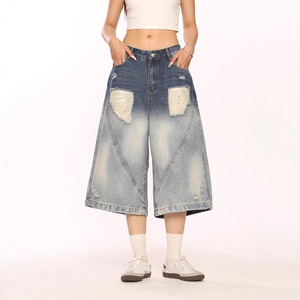Shorts Bermuda en jean déchiré taille haute pour femme, coupe ample évasée, style streetwear avec patchs déchirés et fermeture boutonnée - Product Image 2