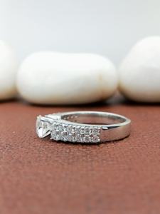 แหวนแต่งงานทรงกลมทันสมัยจาก D'VINS JEWELS ประดับเพชรทรงบริลเลียนต์สี D ขาว  ฝังในตัวเรือนโรสโกลด์  พร้อมใบรับรอง - Product Image 3